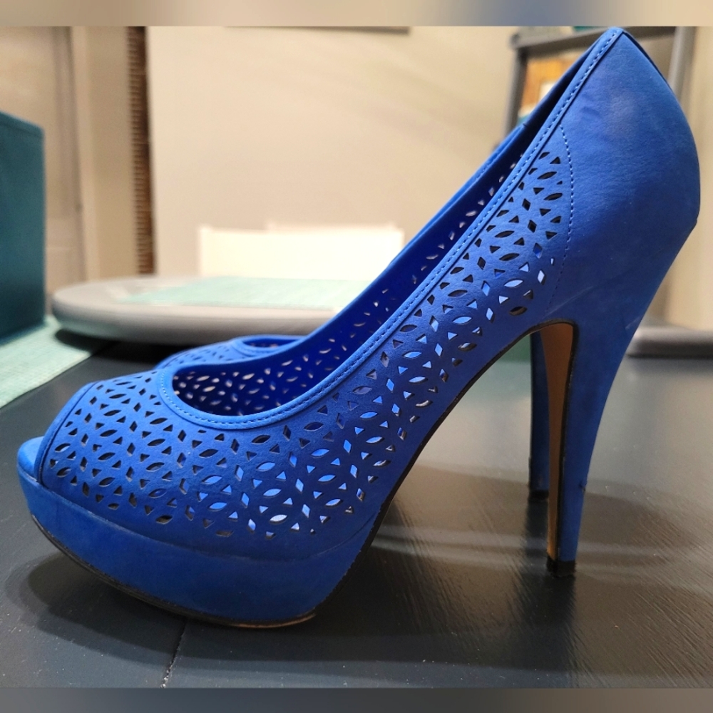 Apt. 9 size 9 blue heels